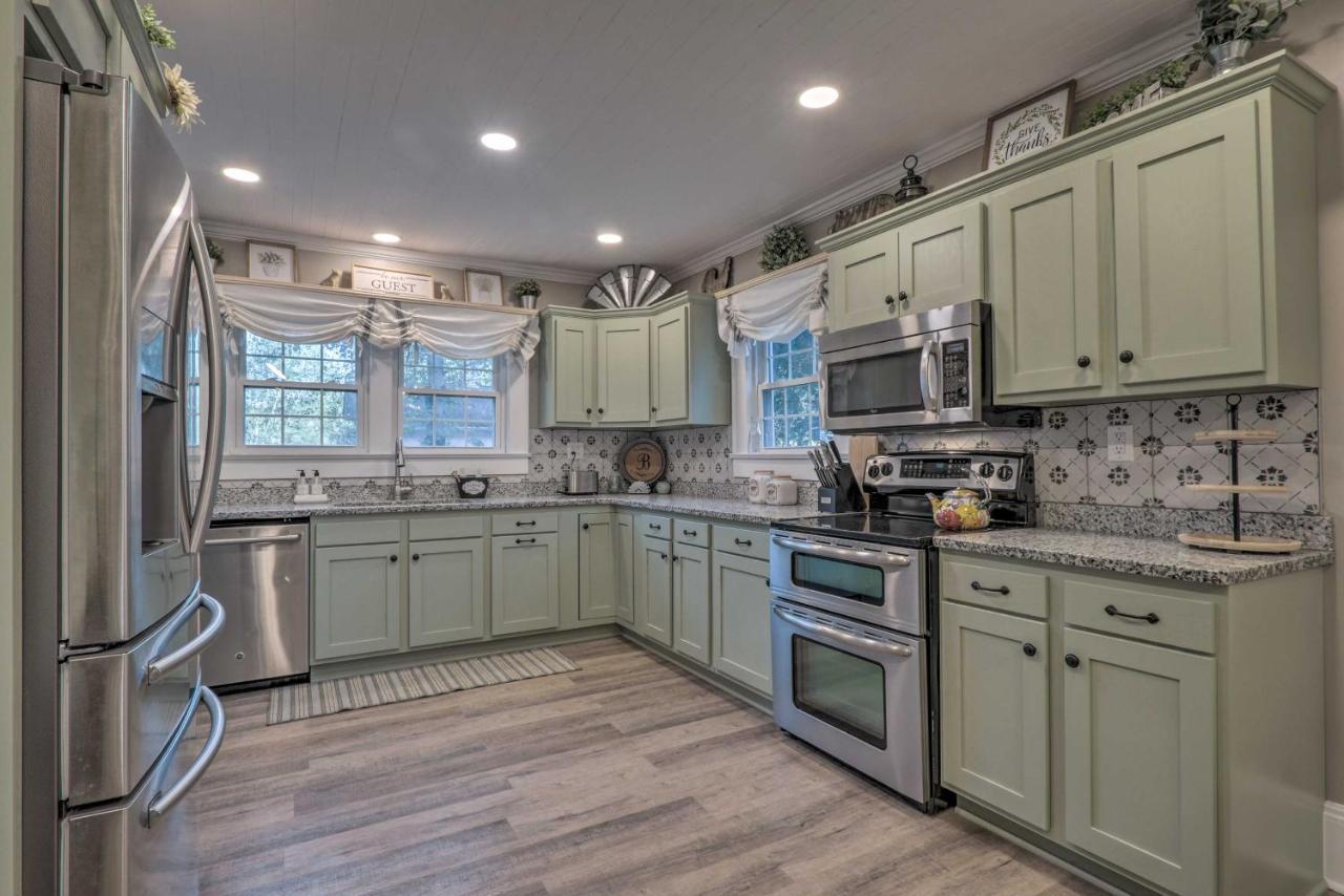 Peaceful Renovated Home With Deck On Half Acre! آشبورو المظهر الخارجي الصورة