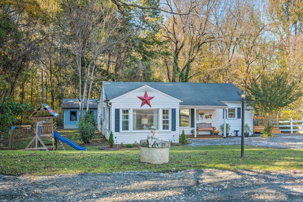 Peaceful Renovated Home With Deck On Half Acre! آشبورو المظهر الخارجي الصورة