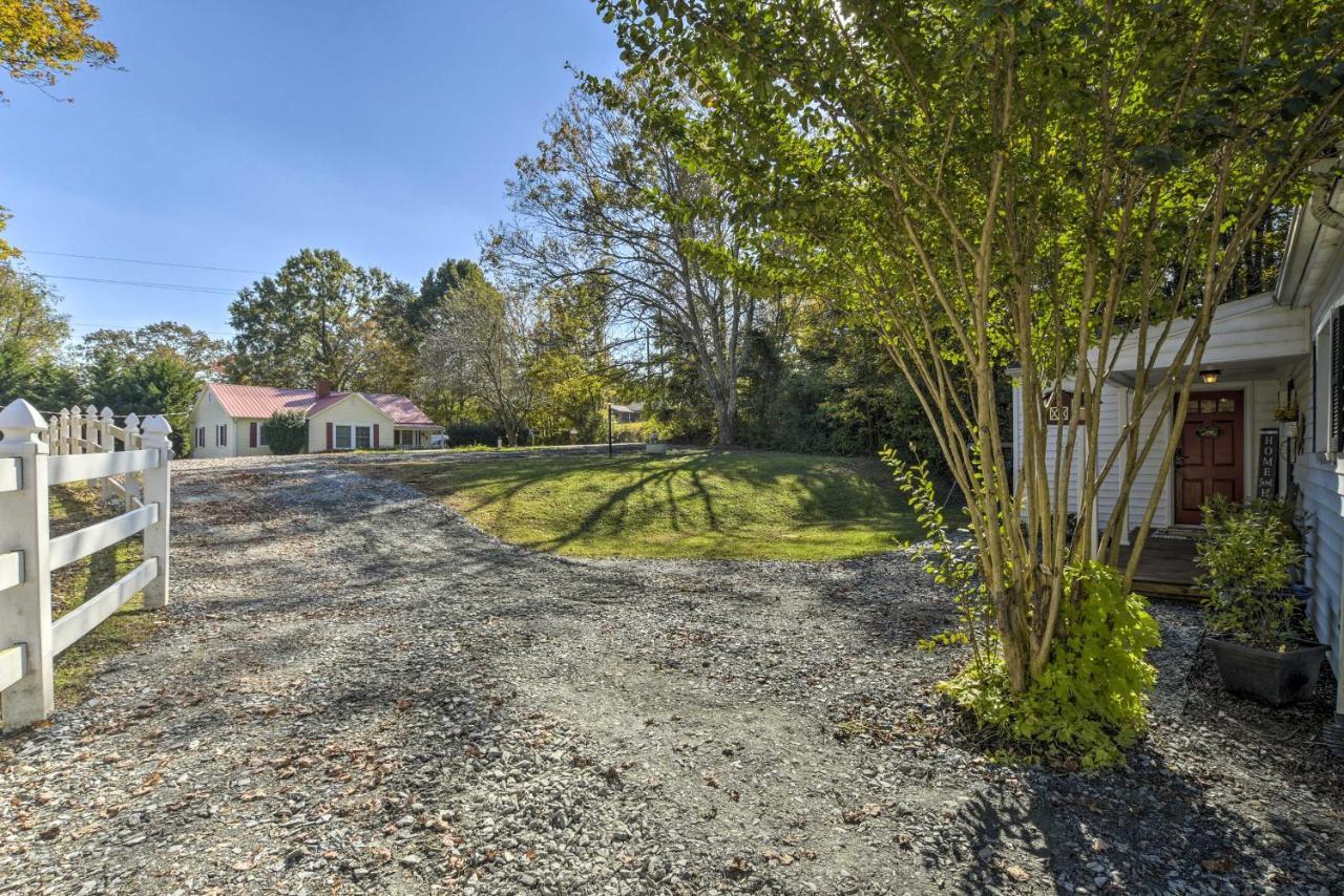 Peaceful Renovated Home With Deck On Half Acre! آشبورو المظهر الخارجي الصورة