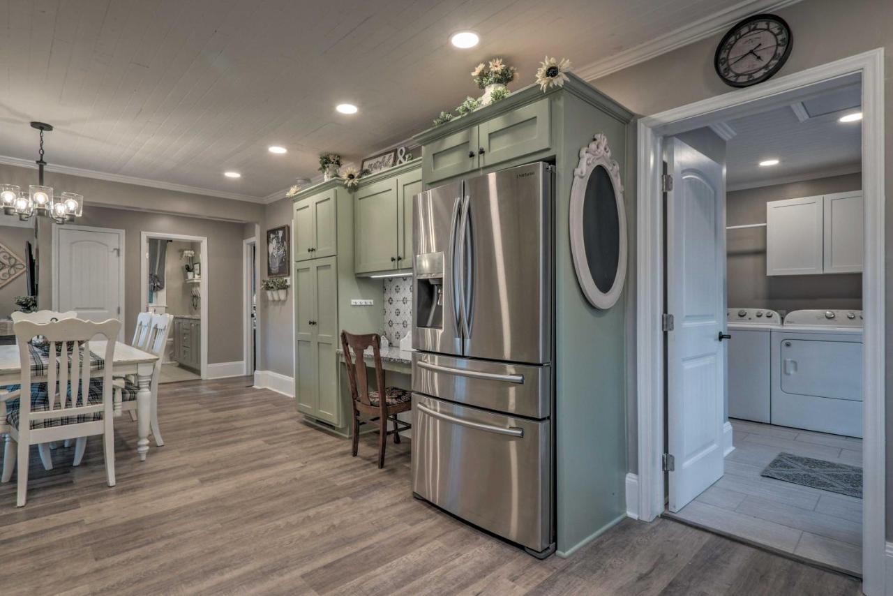 Peaceful Renovated Home With Deck On Half Acre! آشبورو المظهر الخارجي الصورة