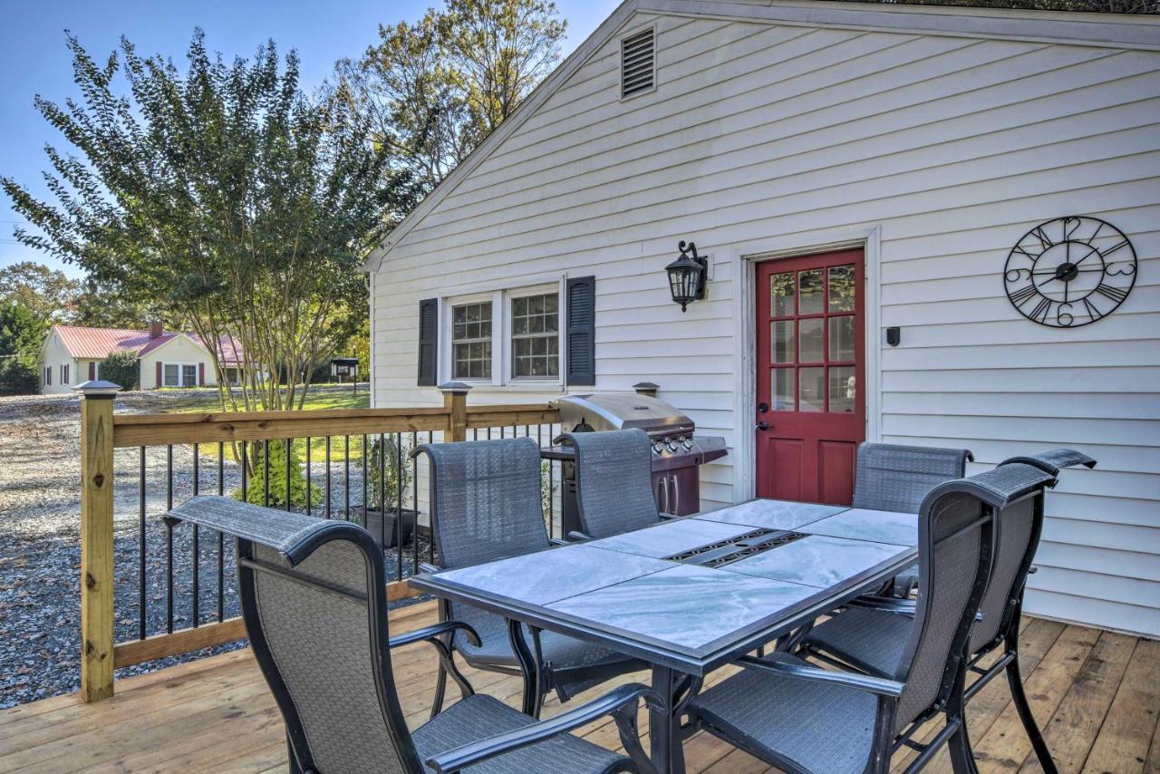 Peaceful Renovated Home With Deck On Half Acre! آشبورو المظهر الخارجي الصورة