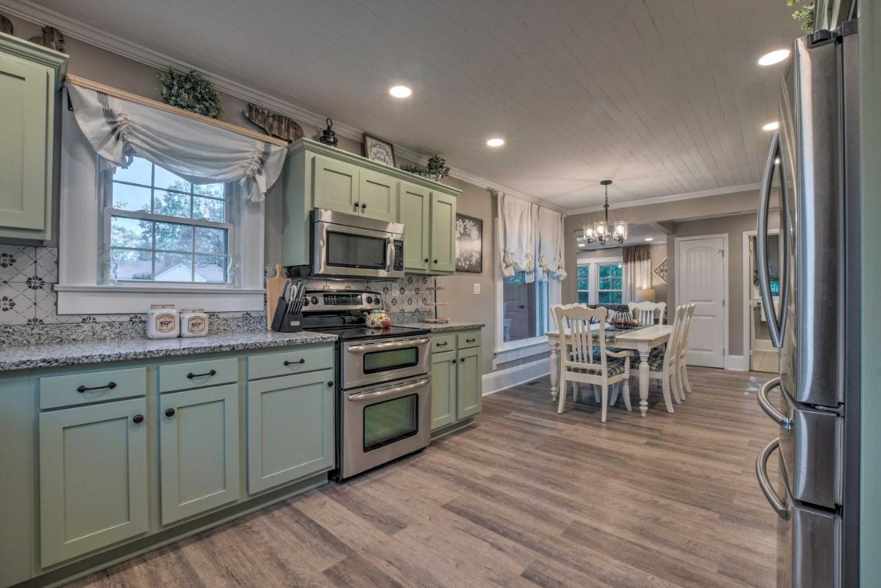 Peaceful Renovated Home With Deck On Half Acre! آشبورو المظهر الخارجي الصورة